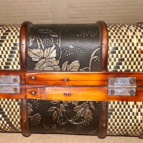 Vintage Wooden Small Purse with Metal Closure - Picture 12 of 15